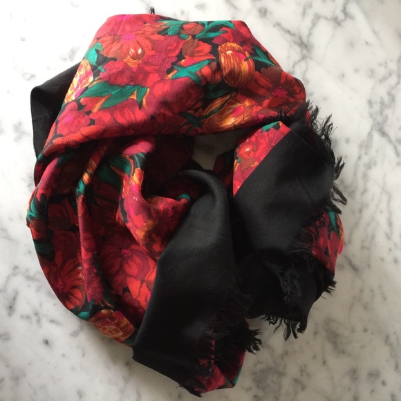 Gorgeous Willa New York Floral Print Scarf - Picture 2 of 8